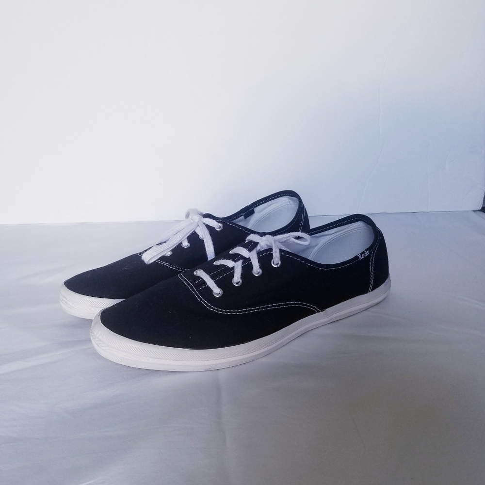 KEDS SNEAKERS.